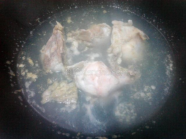 牛筒骨煮五分钟、煮出泡沫