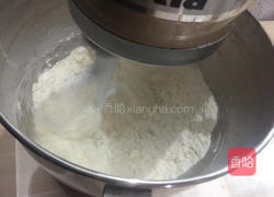 时尚妈妈教你做香葱芝士面包的做法图解2