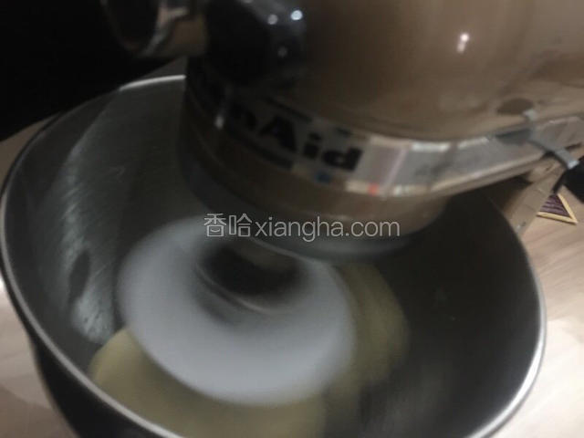 厨师机使用低速和面一边和面一边慢慢倒进牛奶和水