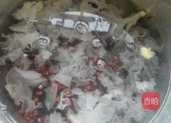 黑米红豆银耳粥的做法图解3