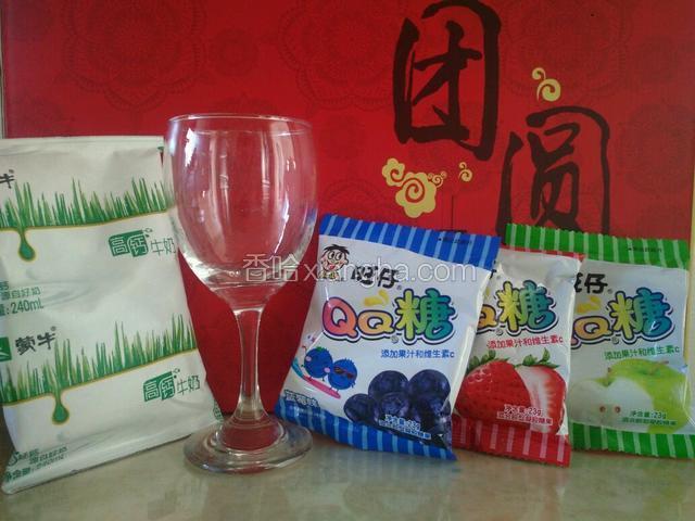 准备食材，纯牛奶一袋、三种qq糖、酒杯