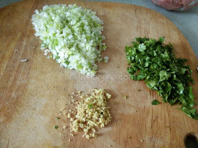 葱姜和香菜切碎。