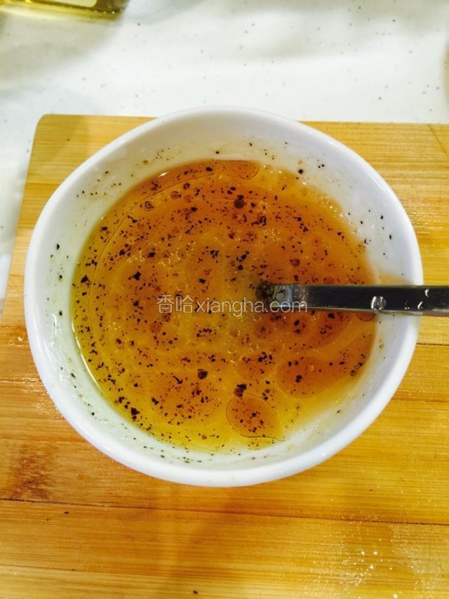 少些温水，醋，油，盐，黑胡椒，黄芥末酱，糖做成沙拉酱！可以倒入沙拉里，也可以根据自己的口味调整！