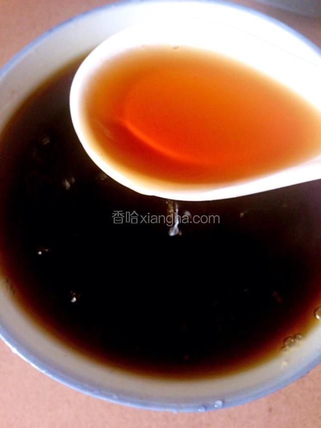 给大家看看黄酒，故名黄酒，颜色自然是淡黄色的，这是未添加任何添加剂和水，这是纯黄酒。