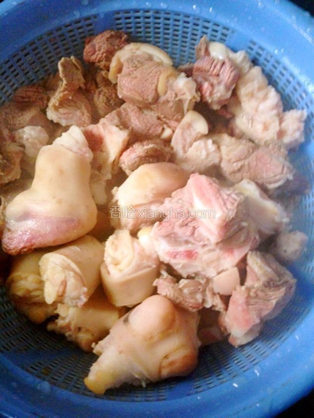 然后捞起沥干水份