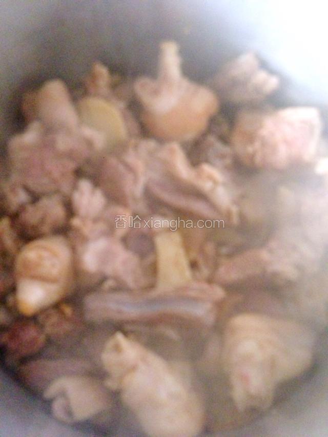 另起压力锅，倒入羊肉，放一碗水，主要是压熟羊肉，所以一小碗水即可，盖上锅盖中火压至20分钟