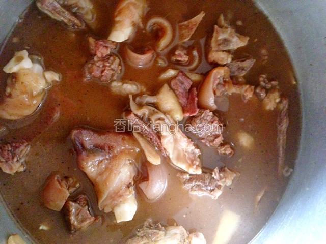 然后倒入黄酒煮15分钟即可