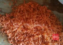 胡萝卜鸡蛋饼的做法图解1