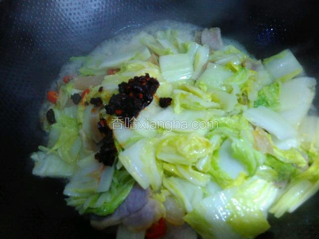 加入豆豉炒匀