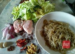 包菜粉条肉的做法图解1