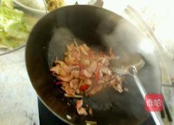 包菜粉条肉的做法图解2