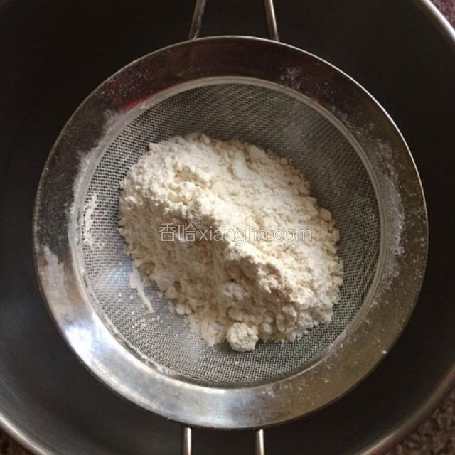 低筋面粉和泡打粉混合过筛一下，备用