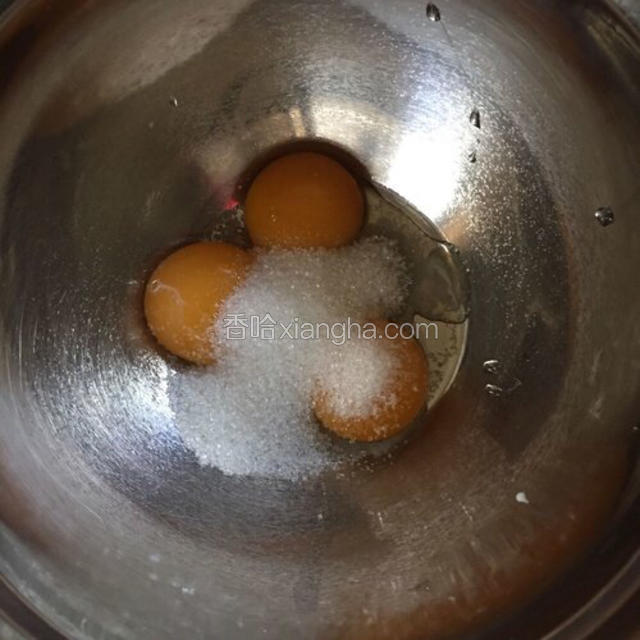 蛋黄加入白糖，搅拌均匀