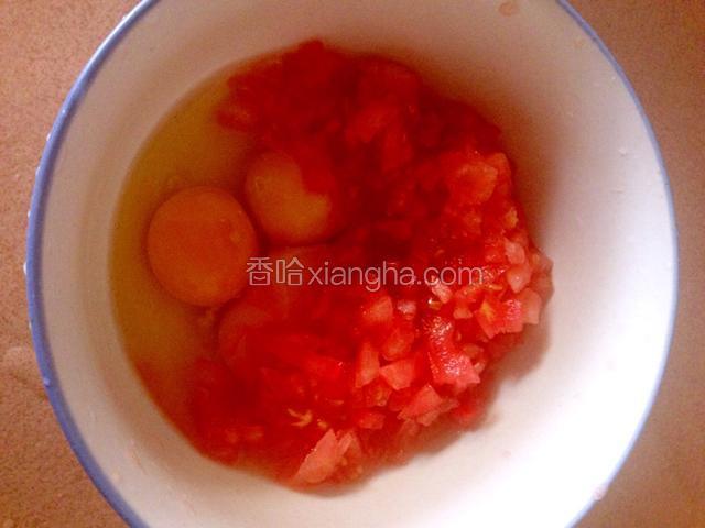 鸡蛋打散，西红柿加入鸡蛋里