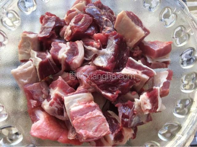 牛肉切成稍微大一点的块