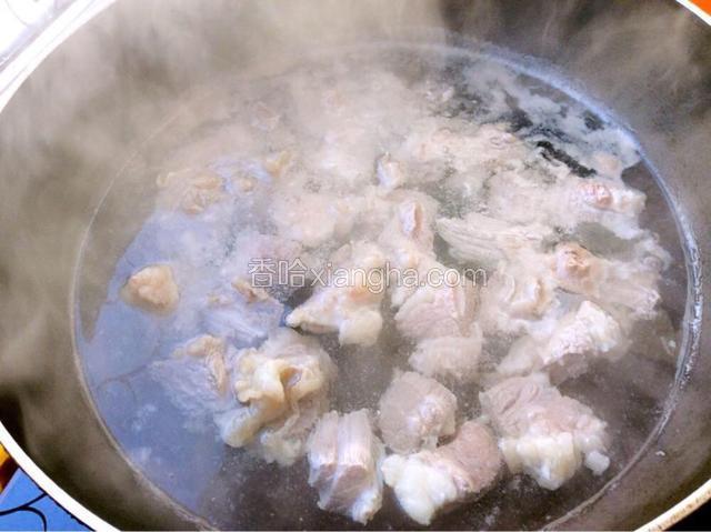 锅里烧开水将切好的牛肉倒入焯一下，捞出控干水份。