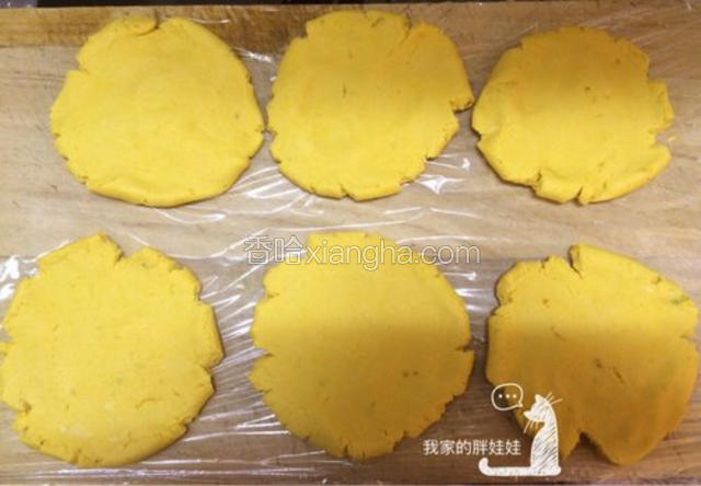 把剂子轻轻地压平,不要压太薄