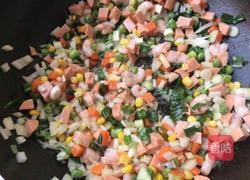 什锦虾仁炒饭的做法图解3