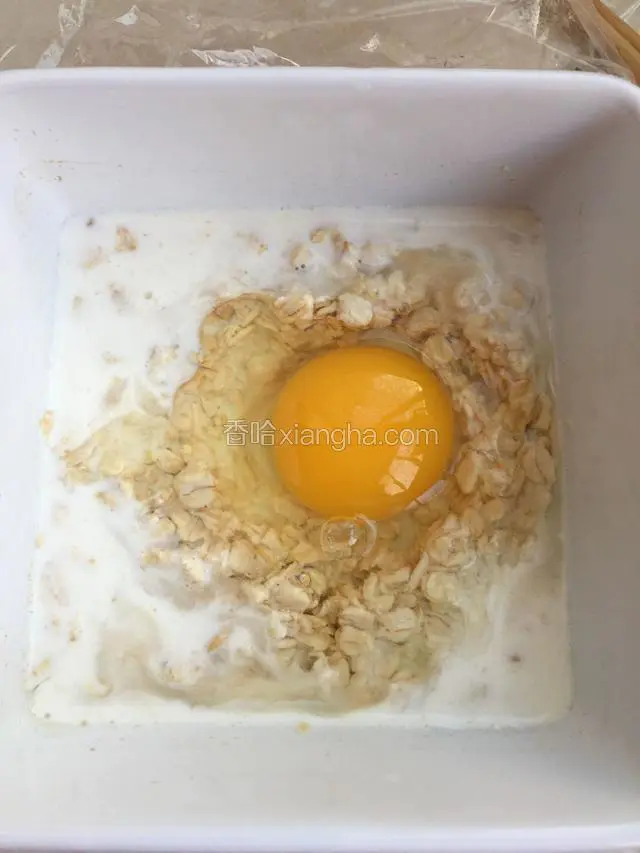 第二天早上起来打入一个鸡蛋加入一点点盐（糖）搅拌均匀