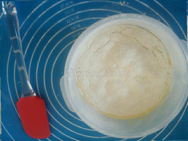 低粉和泡打粉过筛两边加入蛋黄中，翻拌均匀无颗粒。翻拌过程中一定要轻柔
