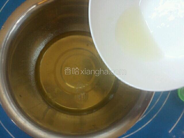 蛋清中加入塔塔粉和剩余柠檬汁，塔塔粉可使蛋清发泡稳定，柠檬汁去除鸡蛋腥味
