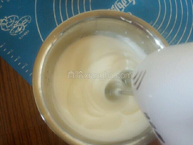 打成细腻泡沫时加入10克糖