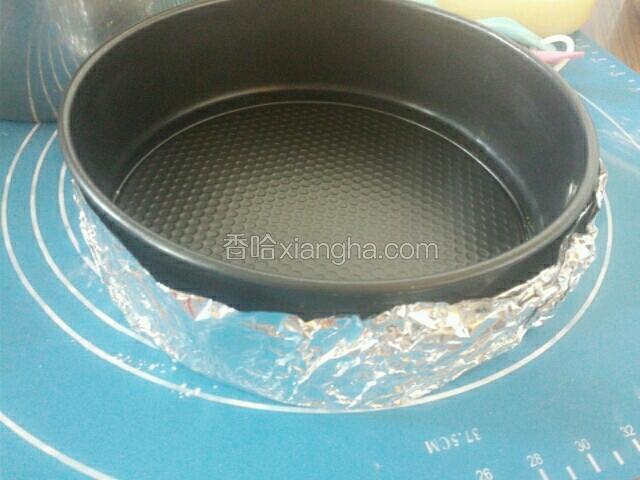 模具包锡纸以防漏水，烤箱150度预热