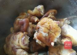 腊猪蹄炖干笋的做法图解2