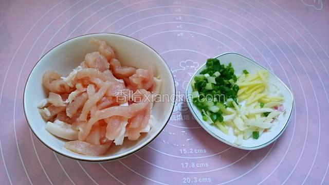 肉切丝放入碗中。葱切花、姜蒜切丝，