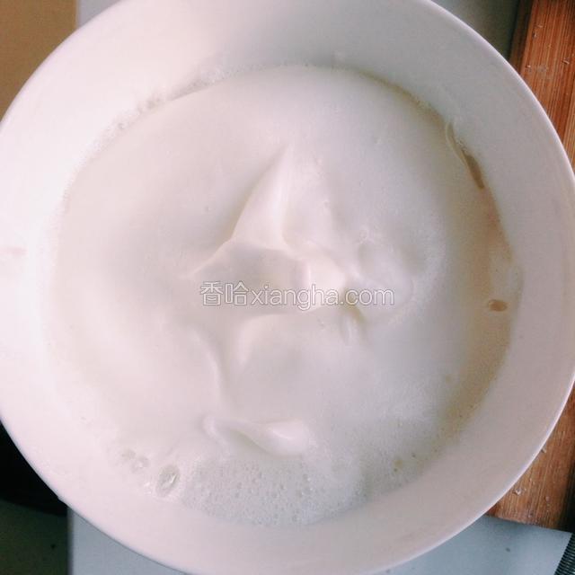 蛋白加糖高速打发呈倒三角的蛋白膏