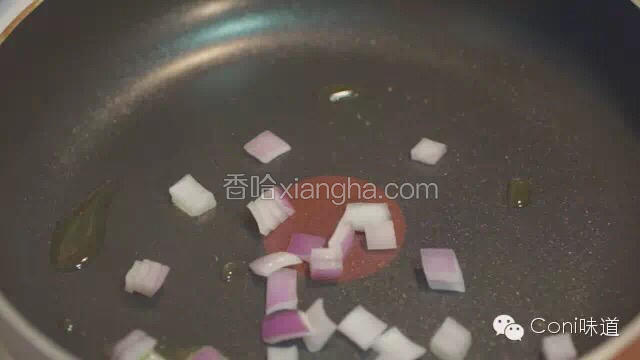 不粘锅倒入少许橄榄油把洋葱短时间翻炒一下，盛出来与番茄还有黄瓜粒一起放入碗里，挤少许橙汁（也可以用柠檬或青柠），再加入适量盐和胡椒粉搅拌好备用。