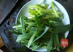 腊猪头皮炒蒜苗的做法图解2