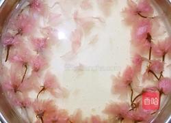 时尚妈妈教你做梦幻樱花酸奶冻芝士蛋糕的做法图解3