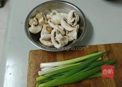 蘑菇瓦块鱼的做法图解1