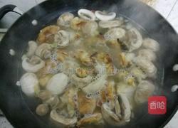 蘑菇瓦块鱼的做法图解3