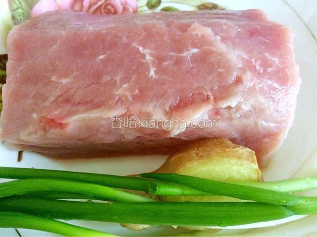 准备好的肉洗净控干水份，备好葱姜洗净
