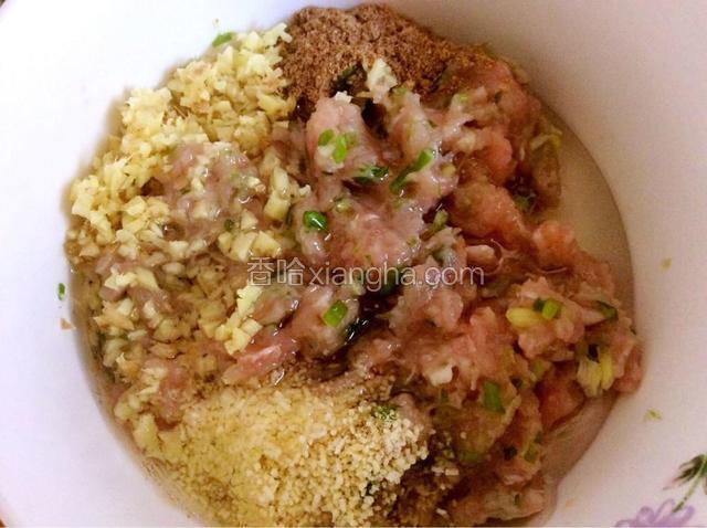 把肉剁成馅，葱姜切末，放入适量的蚝油、花椒粉、盐、鸡精和食用油拌匀。