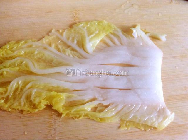 用刀在白菜帮上划四刀