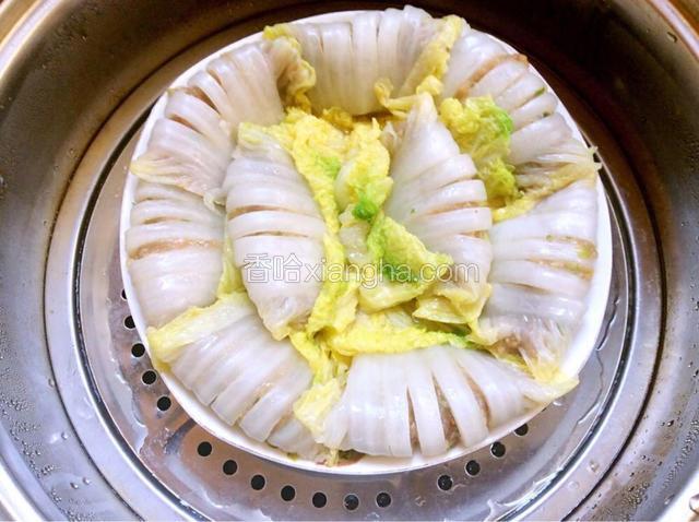 包好的佛手依次摆在盘中，放蒸锅中蒸20分钟即可。