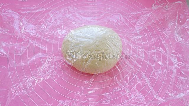 排气后的面团揉匀盖保鲜膜松弛20分钟。