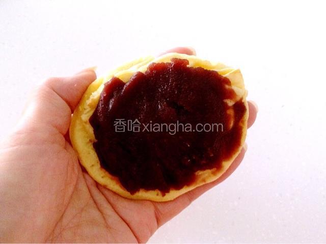 去其中一片，放上豆沙。