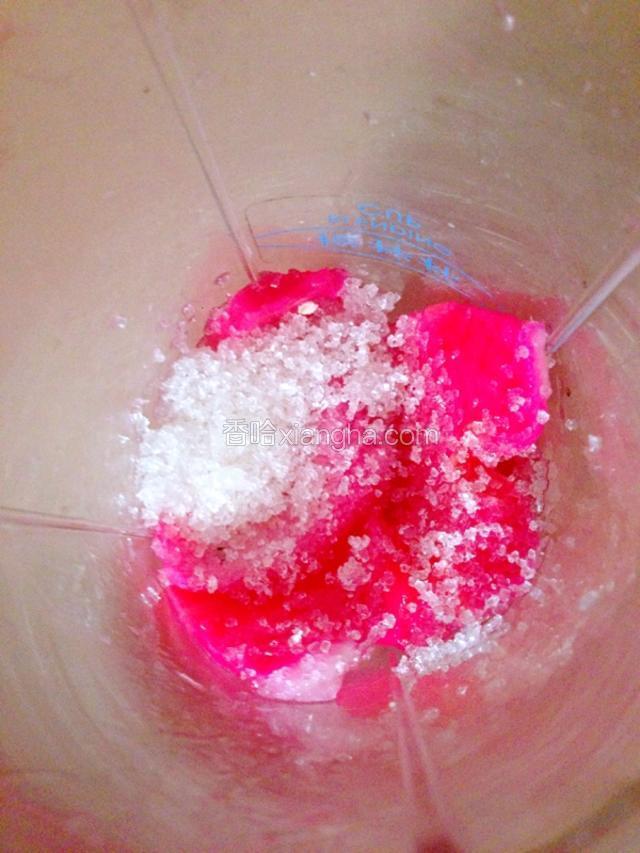 火龙果去肉，皮表面一层去掉，加一勺白糖和少量水打汁