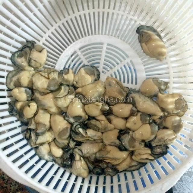 将海蛎用盐抓几下，然后用清水冲洗干净，控净水。