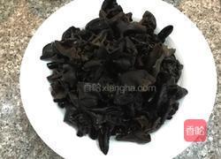 凉拌芥末木耳的做法图解1