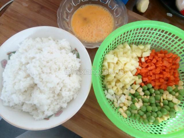 准备配菜，洗净切丁，鸡蛋打散