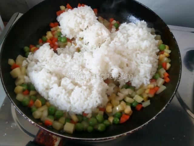 倒入剩米饭