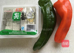 青椒炒臭豆腐的做法图解1