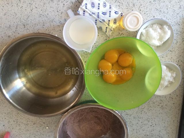 按所需量称出所需要的克数，蛋清蛋黄分离到无油无水的盆里。