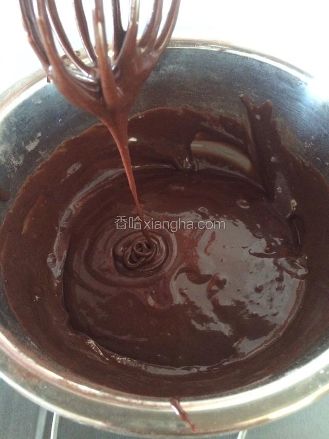 把低筋面粉，泡打粉和可可粉搅拌均匀，用筛网筛入搅好的蛋黄液中，翻拌均匀。