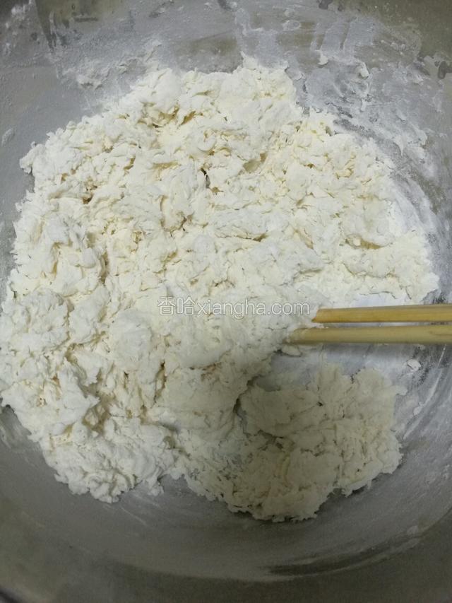 第一次加入大约270ml开水（90度以上），用筷子朝一个方向搅拌面粉承絮状。